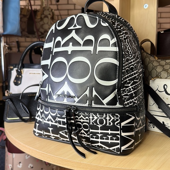 Michael Kors NWT RHEA ZIP MSRP 328 S0125 - Picture 2 of 7